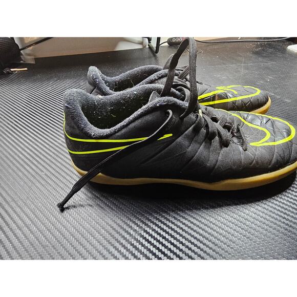 NIKE JR HYPERVENOM PHELON II IC YOUTH Size 1.5 INDOOR SOCCER SHOES 749920-009 - Picture 4 of 8